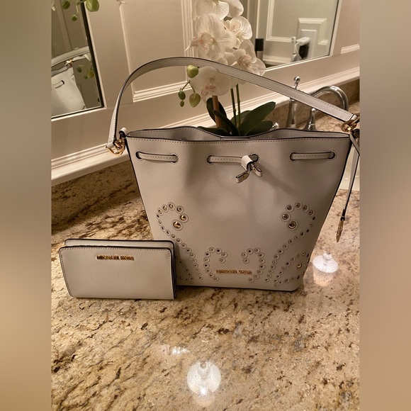 MICHAEL KORS DESIGNER HANDBAG WITH MATCHING WALLET - Picture 1 of 8